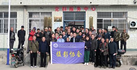 26. 学校摄影协会到村里考察和拍摄山庄博物馆和苹果丰收场景 (1) 26. 学校摄影协会到村里考察和拍摄山庄博物馆和苹果丰收场景 (1)